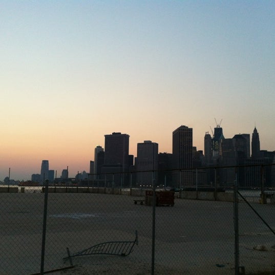 Das Foto wurde bei NY Waterway - Pier 6 Terminal von Allison W. am 6/21/2012 aufgenommen