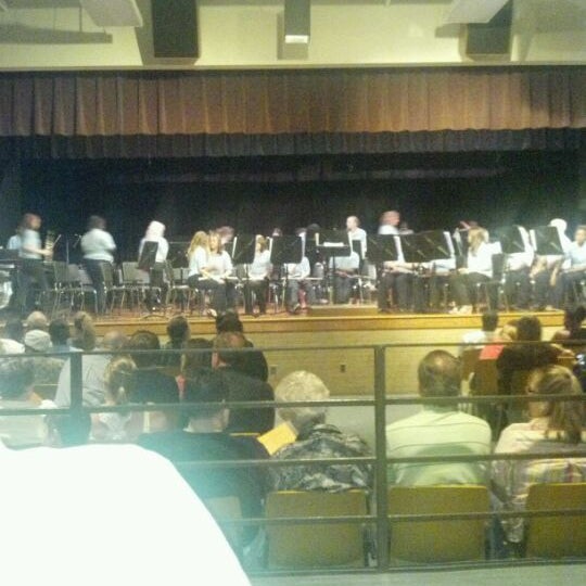 river-valley-middle-school-2220-veterans-pkwy