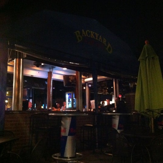 6/20/2012 tarihinde Oscar C.ziyaretçi tarafından Backyard Grill &amp; Bar'de çekilen fotoğraf