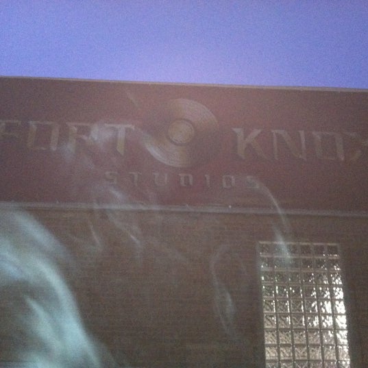 รูปภาพถ่ายที่ Fort Knox Studios โดย Bam B. เมื่อ 5/8/2012