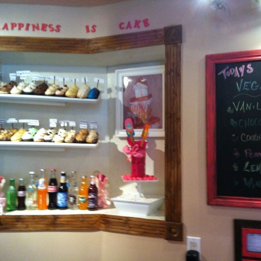 8/3/2012에 RaShonda (.님이 Sweet Themez Cake &amp; Cupcake에서 찍은 사진