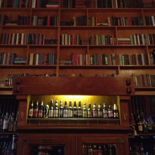 รูปภาพถ่ายที่ Library Bar โดย Roman Z. เมื่อ 3/10/2012