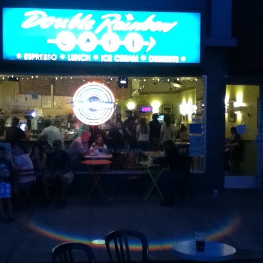Das Foto wurde bei Double Rainbow Cafe von Cary N. am 7/13/2012 aufgenommen