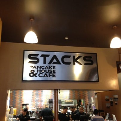 Foto scattata a Stacks Pancake House &amp; Cafe da Joe G. il 8/5/2012