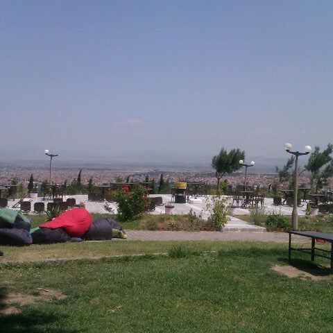 รูปภาพถ่ายที่ Yukarı Bira Bahçesi โดย Os T. เมื่อ 7/5/2012