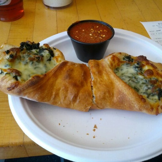 9/11/2012 tarihinde Ross H.ziyaretçi tarafından The Original NY Pizza'de çekilen fotoğraf