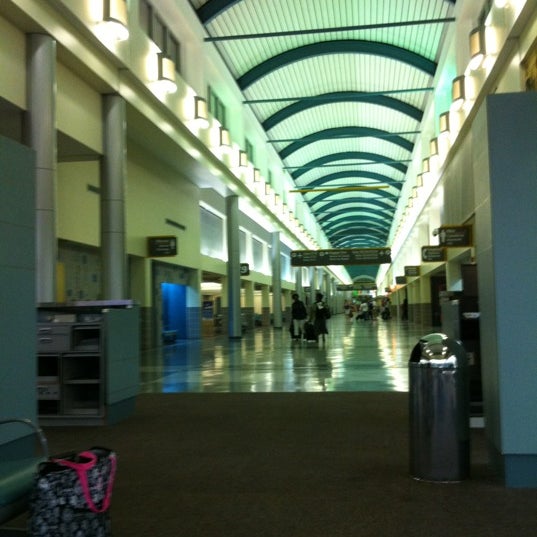 รูปภาพถ่ายที่ Louis Armstrong New Orleans International Airport (MSY) โดย Dani M. เมื่อ 6/24/2012