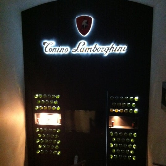 Das Foto wurde bei Tonino Lamborghini von Tamara R. am 5/13/2012 aufgenommen