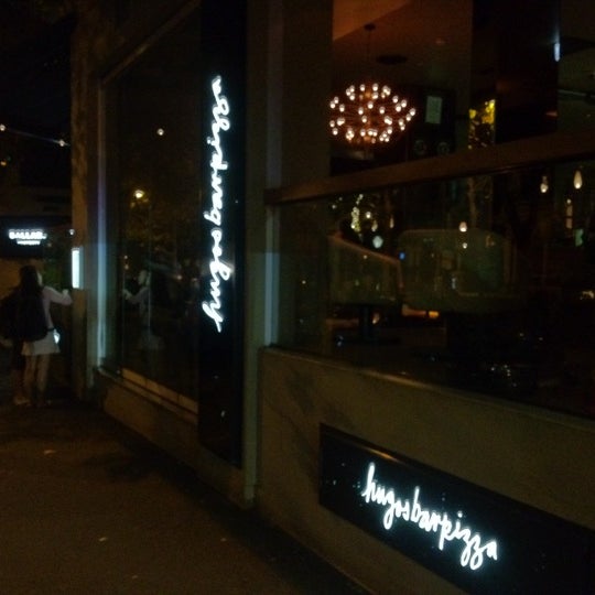 Foto tirada no(a) Hugos Lounge por James L. em 3/27/2012