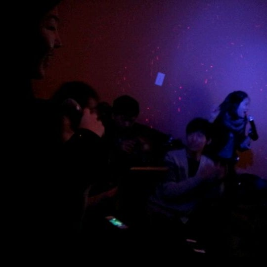 2/4/2012 tarihinde Zi L.ziyaretçi tarafından St. Marks Karaoke'de çekilen fotoğraf