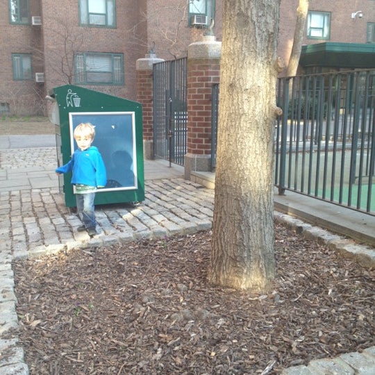 3/14/2012 tarihinde Sarah W.ziyaretçi tarafından Peter Cooper Village Playground'de çekilen fotoğraf