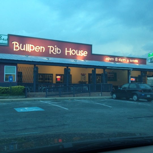 รูปภาพถ่ายที่ Bullpen Rib House โดย Sara เมื่อ 5/22/2012