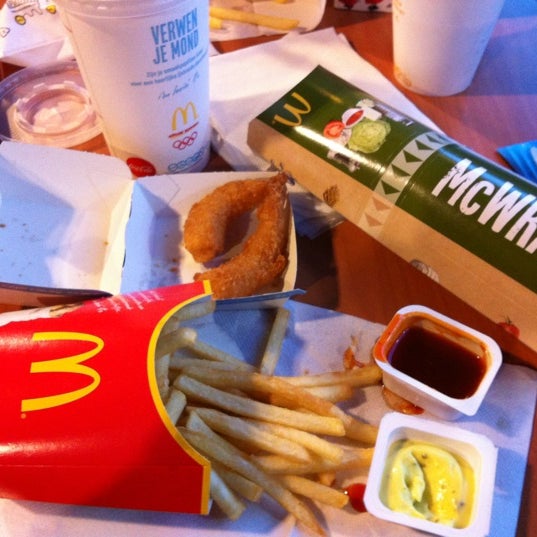 รูปภาพถ่ายที่ McDonald&#39;s โดย Dennis R. เมื่อ 3/9/2012