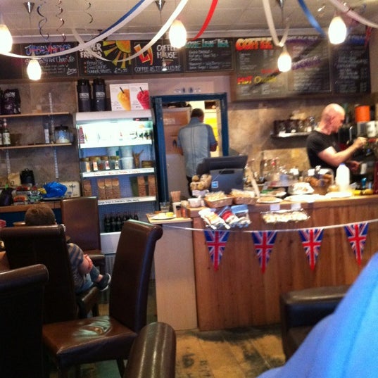 Foto diambil di LJ Coffee House oleh Lisette pada 8/12/2012
