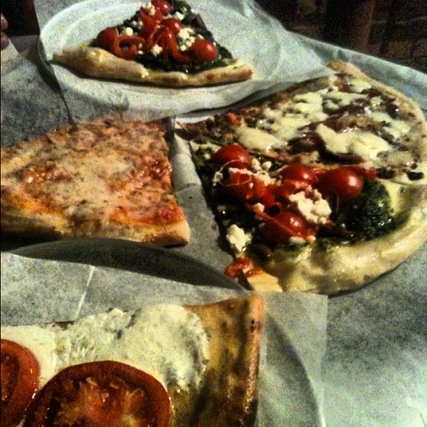 รูปภาพถ่ายที่ Pizzeria Vesuvius โดย SACHA C. เมื่อ 7/22/2012