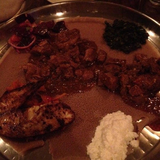 Das Foto wurde bei Ras Dashen Ethiopian Restaurant von Elisha P. am 6/16/2012 aufgenommen