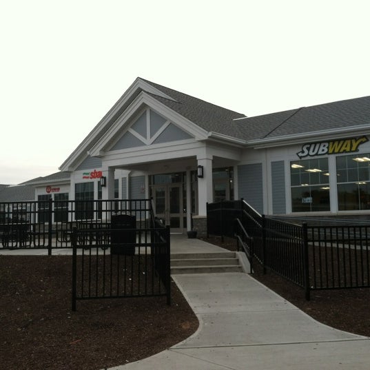 Foto diambil di Milford Service Plaza (Northbound) oleh Alyn M. pada 6/12/2012