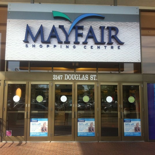 รูปภาพถ่ายที่ Mayfair Shopping Centre โดย &#39;Xtian L. เมื่อ 6/21/2012