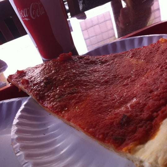 Foto tomada en Top Tomato Bar &amp; Pizza  por Wesley T. el 4/20/2012