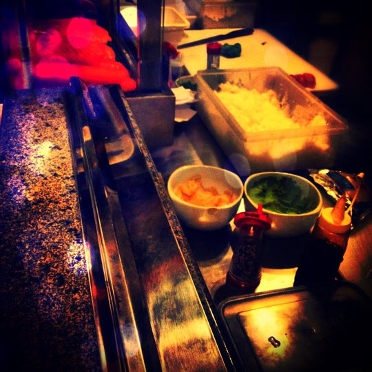 4/20/2012にPaula P.がH2O Sushi Barで撮った写真