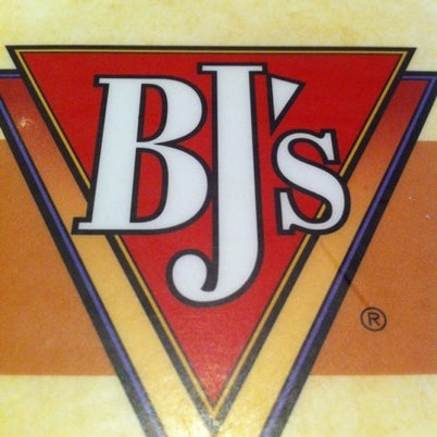 Photo taken at BJ&#39;s Restaurant &amp; Brewhouse by Aimee M. on 7/25/2012