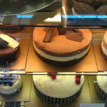 6/1/2012 tarihinde Kristen G.ziyaretçi tarafından Finale Desserterie &amp; Bakery'de çekilen fotoğraf