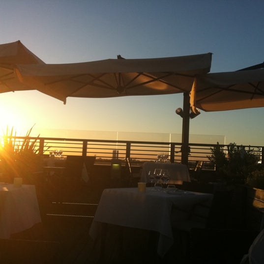 Foto tirada no(a) Quartopiano Suite Restaurant por Sabrybetrix S. em 7/13/2012