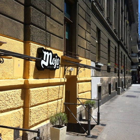 รูปภาพถ่ายที่ Mojo bar wine, rakia &amp; co. โดย Saba เมื่อ 7/8/2012