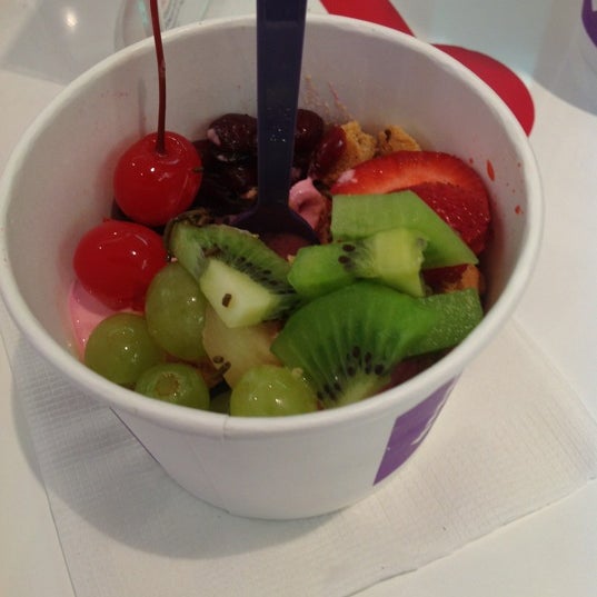 Foto scattata a Cherry Frozen Yogurt da Jose F. il 7/11/2012