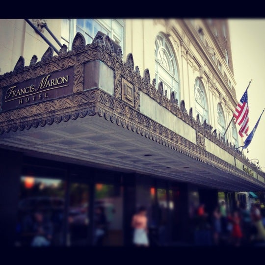 รูปภาพถ่ายที่ Francis Marion Hotel โดย Esther K. เมื่อ 4/14/2012