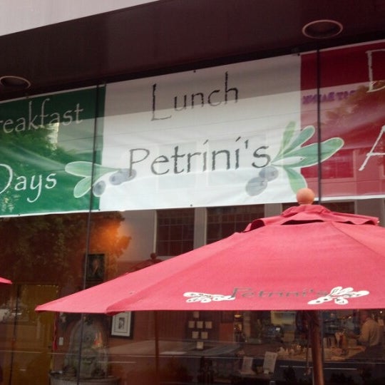 Foto scattata a Petrini&#39;s Restaurant da Toby L. il 8/30/2012