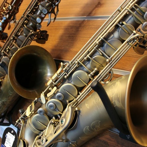 2/9/2012에 Christopher B.님이 Cosmo Music - The Musical Instrument Superstore!에서 찍은 사진