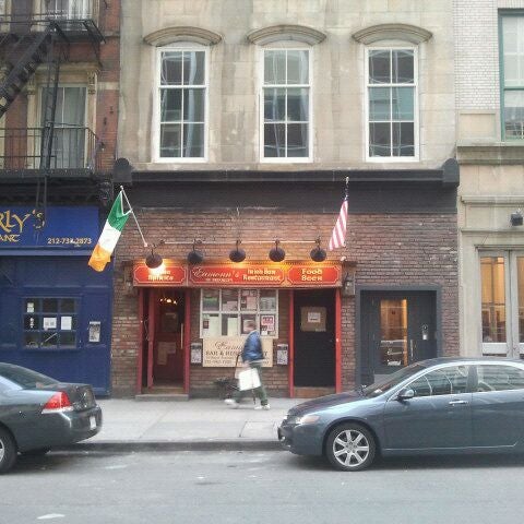 Photo taken at Eamonn&#39;s Irish Bar &amp; Restaurant by The Official Khalis on 2/18/2012