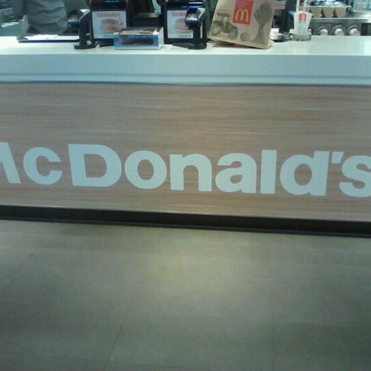 รูปภาพถ่ายที่ McDonald&#39;s โดย Pim V. เมื่อ 4/18/2012