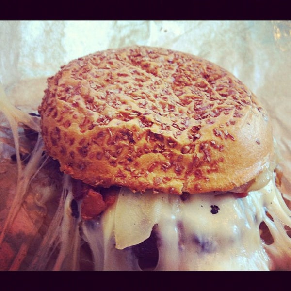 Foto tomada en be right burger™  por Chanda H. el 6/3/2012