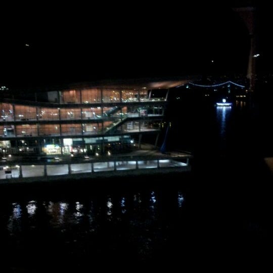 2/3/2012 tarihinde Vickieziyaretçi tarafından Five Sails Restaurant'de çekilen fotoğraf