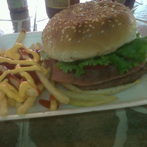 Photo prise au Pepe&#39;s burger snacks     Cuando usted la prueba lo comprueba, La mejor! par Fer C. le8/17/2012