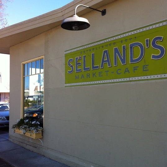 Foto diambil di Selland&#39;s Market-Café oleh Rodney B. pada 3/4/2012
