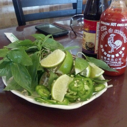 รูปภาพถ่ายที่ Pho Van Vietnamese Cuisine โดย Brian F. เมื่อ 8/12/2012