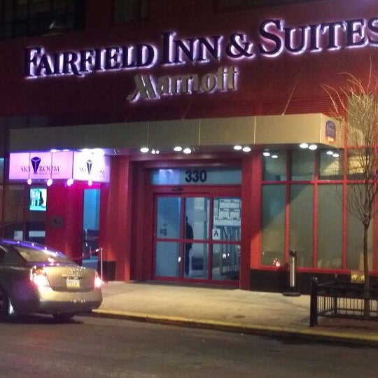 รูปภาพถ่ายที่ Fairfield Inn &amp; Suites by Marriott New York Manhattan/Times Square โดย Adrian M. เมื่อ 2/11/2012