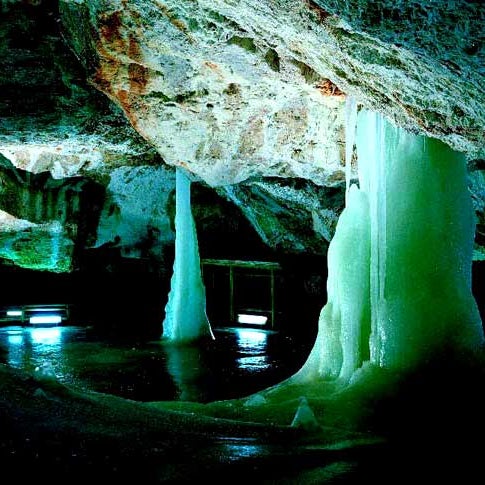 Patrí svojou dĺžkou a hĺbkou k najväčším ľadovým jaskyniam v Európe. Nikde mimo alpskej oblasti sa v Európe nenachádza toľko ľadu s hrúbkou väčšou ako 25m. Vďaka významu a výzdobe zaradená do UNESCO.