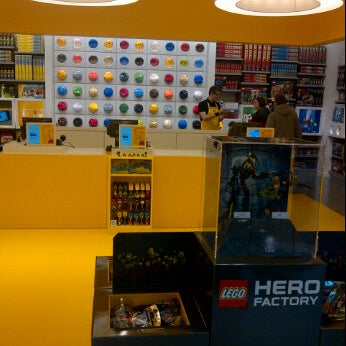 Fotos em The LEGO Store 2500 N Mayfair Rd Spc 635