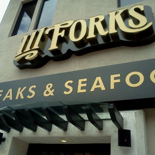 Снимок сделан в III Forks Prime Steakhouse пользователем Joey L. 5/22/2012