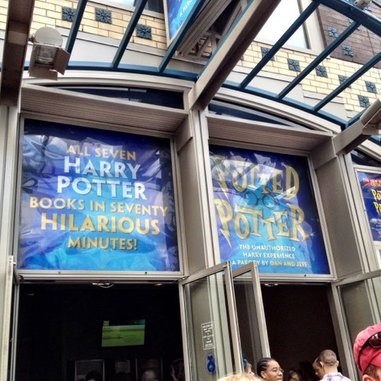 Foto diambil di Potted Potter at The Little Shubert Theatre oleh Sarah M. pada 7/29/2012