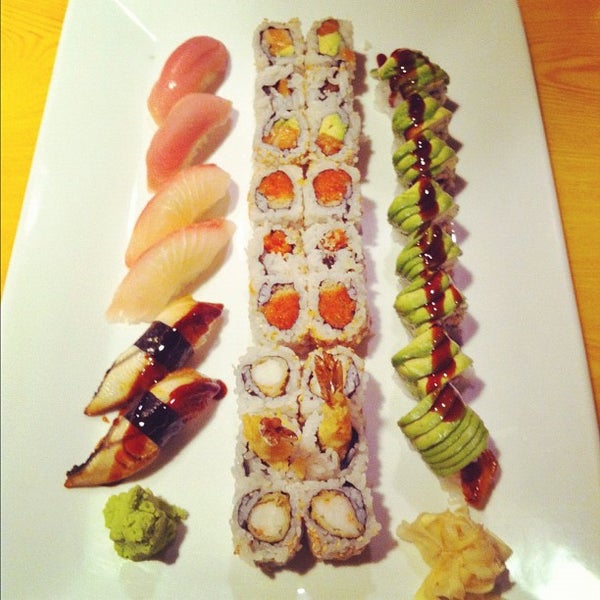 Photo taken at Murasaki Restaurant and Sushi Bar by Lucio B. on 3/4/2012
