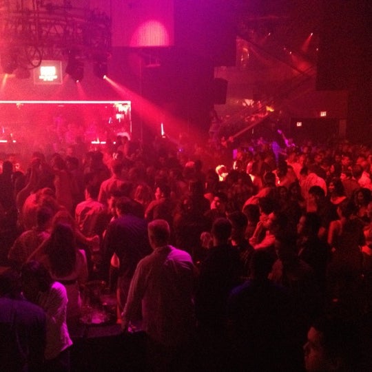 7/14/2012 tarihinde Robert M.ziyaretçi tarafından Rain Nightclub'de çekilen fotoğraf