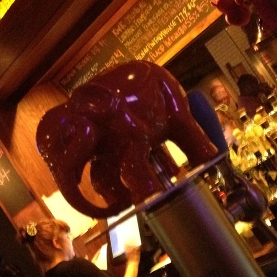 Foto diambil di Rudy&#39;s Bar oleh Stephanie pada 8/16/2012
