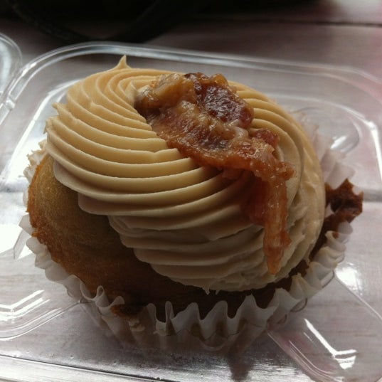 Foto diambil di Colossal Cupcakes oleh Lisa D. pada 5/22/2012