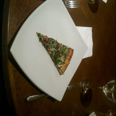 Das Foto wurde bei Pezzi Pizzeria Gourmet von Mario M. am 9/11/2012 aufgenommen