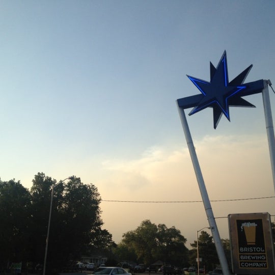 Foto tirada no(a) The Blue Star por Brandon H. em 6/27/2012